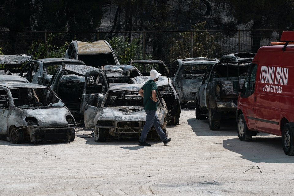 Νεκροταφείο αυτοκινήτων το γήπεδο της Ραφήνας -Εκεί μετέφεραν όλα τα καμμένα ΙΧ [εικόνες] | iefimerida.gr 4