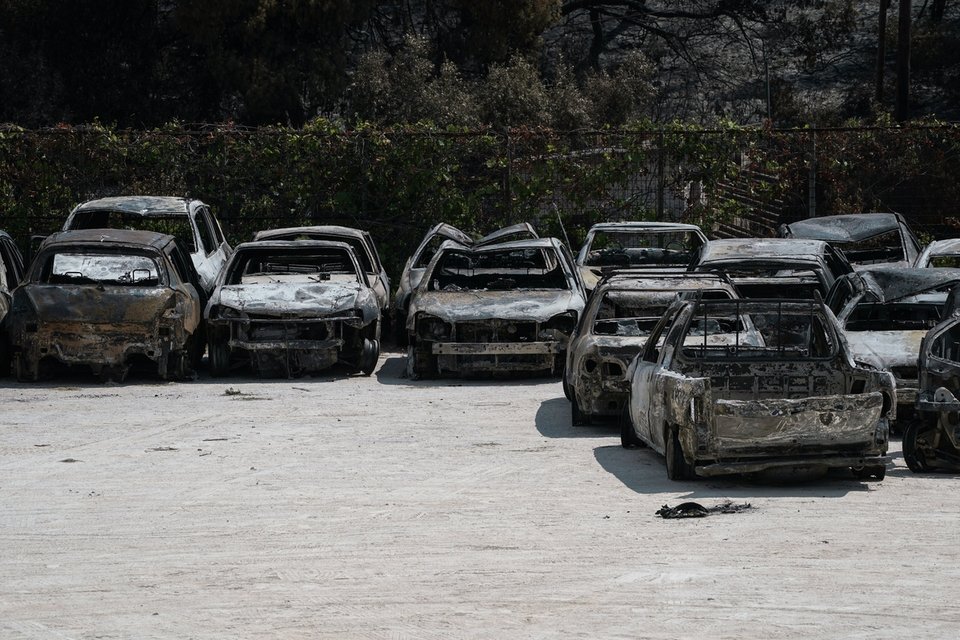 Νεκροταφείο αυτοκινήτων το γήπεδο της Ραφήνας -Εκεί μετέφεραν όλα τα καμμένα ΙΧ [εικόνες] | iefimerida.gr 3