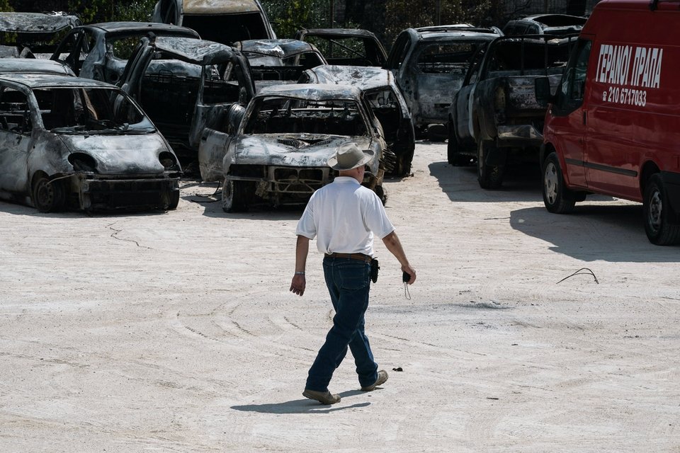 Νεκροταφείο αυτοκινήτων το γήπεδο της Ραφήνας -Εκεί μετέφεραν όλα τα καμμένα ΙΧ [εικόνες] | iefimerida.gr 1