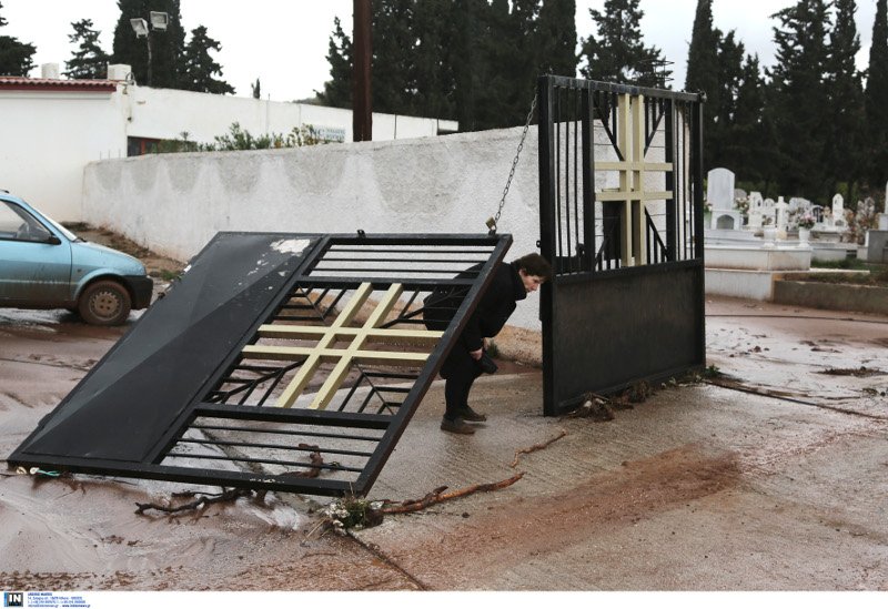 Η λάσπη κάλυψε τα πάντα στο κοιμητήριο Μάνδρας -Εσπασε μνήματα [εικόνες] | iefimerida.gr 0