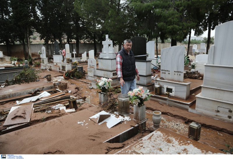 Η λάσπη κάλυψε τα πάντα στο κοιμητήριο Μάνδρας -Εσπασε μνήματα [εικόνες] | iefimerida.gr 1