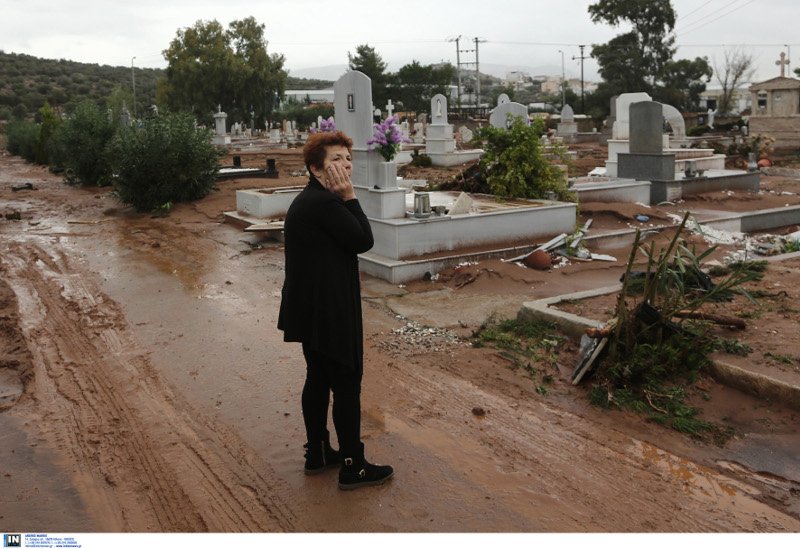 Η λάσπη κάλυψε τα πάντα στο κοιμητήριο Μάνδρας -Εσπασε μνήματα [εικόνες] | iefimerida.gr 4