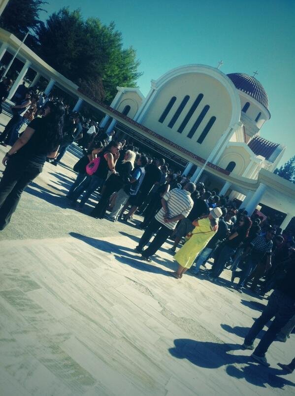 Οργή και θρήνος στην κηδεία του 34χρονου ράπερ [εικόνες] | iefimerida.gr 1