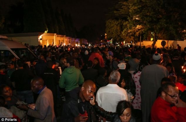 Πλήθος κόσμου έξω από το σπίτι του Νέλσον Μαντέλα -Θρήνος και προσευχή για τον «πατέρα της Δημοκρατίας» [εικόνες] | iefimerida.gr 1