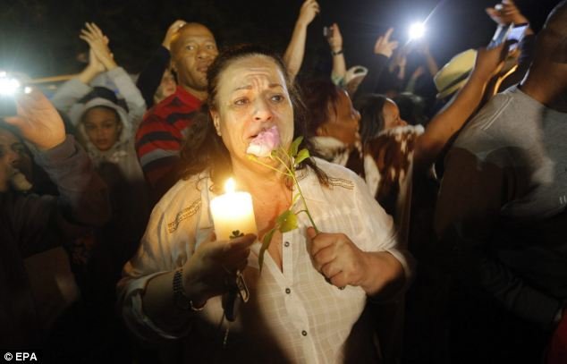 Πλήθος κόσμου έξω από το σπίτι του Νέλσον Μαντέλα -Θρήνος και προσευχή για τον «πατέρα της Δημοκρατίας» [εικόνες] | iefimerida.gr 2