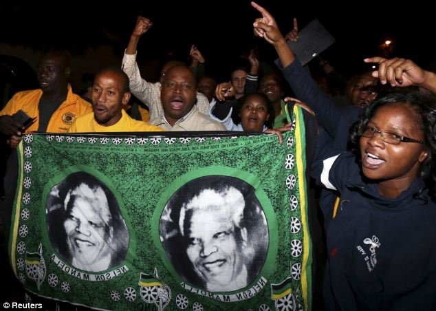 Πλήθος κόσμου έξω από το σπίτι του Νέλσον Μαντέλα -Θρήνος και προσευχή για τον «πατέρα της Δημοκρατίας» [εικόνες] | iefimerida.gr 10