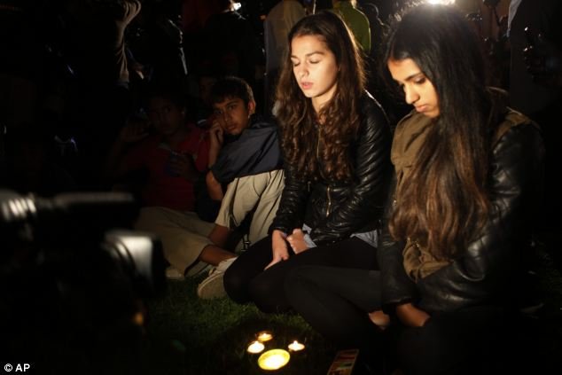 Πλήθος κόσμου έξω από το σπίτι του Νέλσον Μαντέλα -Θρήνος και προσευχή για τον «πατέρα της Δημοκρατίας» [εικόνες] | iefimerida.gr 11