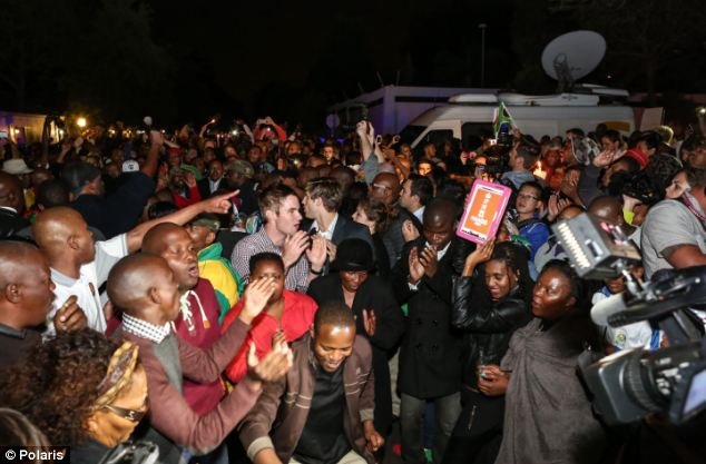 Πλήθος κόσμου έξω από το σπίτι του Νέλσον Μαντέλα -Θρήνος και προσευχή για τον «πατέρα της Δημοκρατίας» [εικόνες] | iefimerida.gr 12