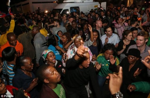 Πλήθος κόσμου έξω από το σπίτι του Νέλσον Μαντέλα -Θρήνος και προσευχή για τον «πατέρα της Δημοκρατίας» [εικόνες] | iefimerida.gr 3