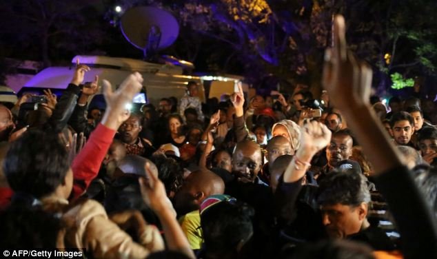 Πλήθος κόσμου έξω από το σπίτι του Νέλσον Μαντέλα -Θρήνος και προσευχή για τον «πατέρα της Δημοκρατίας» [εικόνες] | iefimerida.gr 5