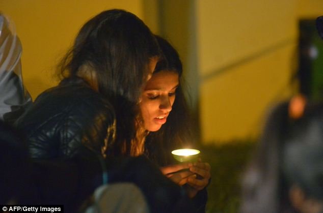 Πλήθος κόσμου έξω από το σπίτι του Νέλσον Μαντέλα -Θρήνος και προσευχή για τον «πατέρα της Δημοκρατίας» [εικόνες] | iefimerida.gr 6