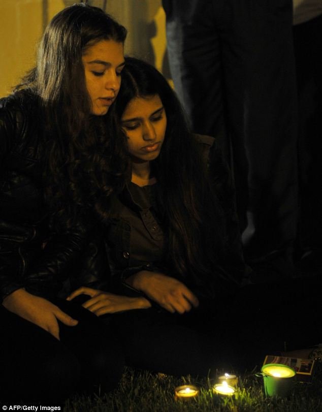 Πλήθος κόσμου έξω από το σπίτι του Νέλσον Μαντέλα -Θρήνος και προσευχή για τον «πατέρα της Δημοκρατίας» [εικόνες] | iefimerida.gr 7