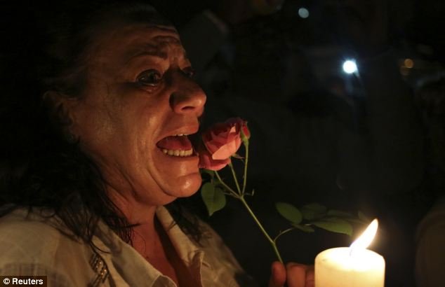 Πλήθος κόσμου έξω από το σπίτι του Νέλσον Μαντέλα -Θρήνος και προσευχή για τον «πατέρα της Δημοκρατίας» [εικόνες] | iefimerida.gr 8