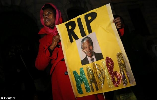 Πλήθος κόσμου έξω από το σπίτι του Νέλσον Μαντέλα -Θρήνος και προσευχή για τον «πατέρα της Δημοκρατίας» [εικόνες] | iefimerida.gr 14