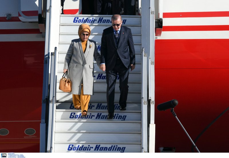 Με ψηλοτάκουνα και κατακίτρινο σύνολο η Εμινέ στην Ελλάδα -Το είχε ξαναφορέσει με τη... Λίντσεϊ Λόχαν [εικόνες] | iefimerida.gr 0