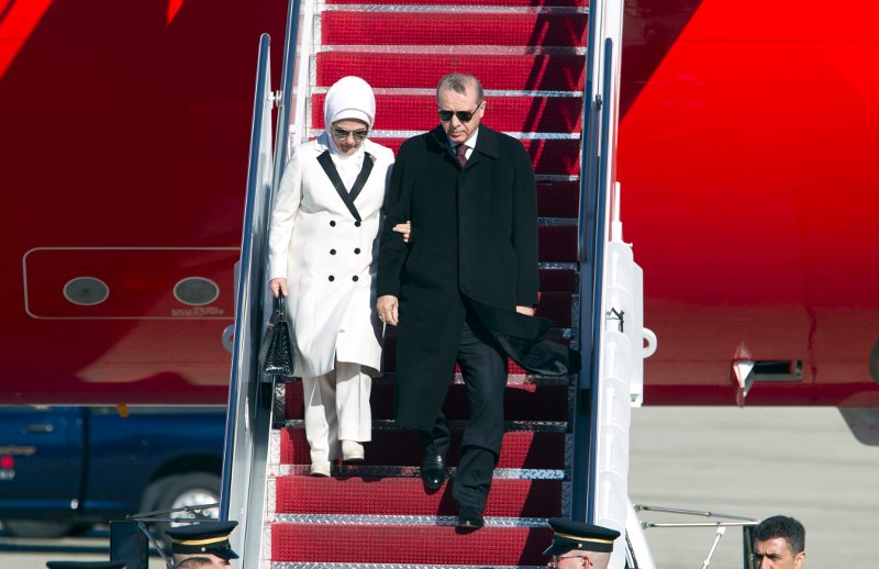 Με ψηλοτάκουνα και κατακίτρινο σύνολο η Εμινέ στην Ελλάδα -Το είχε ξαναφορέσει με τη... Λίντσεϊ Λόχαν [εικόνες] | iefimerida.gr 4