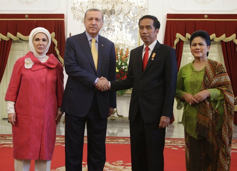 Με ψηλοτάκουνα και κατακίτρινο σύνολο η Εμινέ στην Ελλάδα -Το είχε ξαναφορέσει με τη... Λίντσεϊ Λόχαν [εικόνες] | iefimerida.gr 5