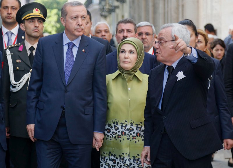 Με ψηλοτάκουνα και κατακίτρινο σύνολο η Εμινέ στην Ελλάδα -Το είχε ξαναφορέσει με τη... Λίντσεϊ Λόχαν [εικόνες] | iefimerida.gr 6