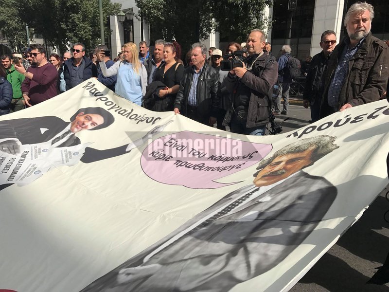 Ο Τσίπρας «Μαυρογιαλούρος» -Το πανό στην πορεία της ΠΟΕΔΗΝ στο Υπουργείο Εργασίας [εικόνες & βίντεο] | iefimerida.gr 15