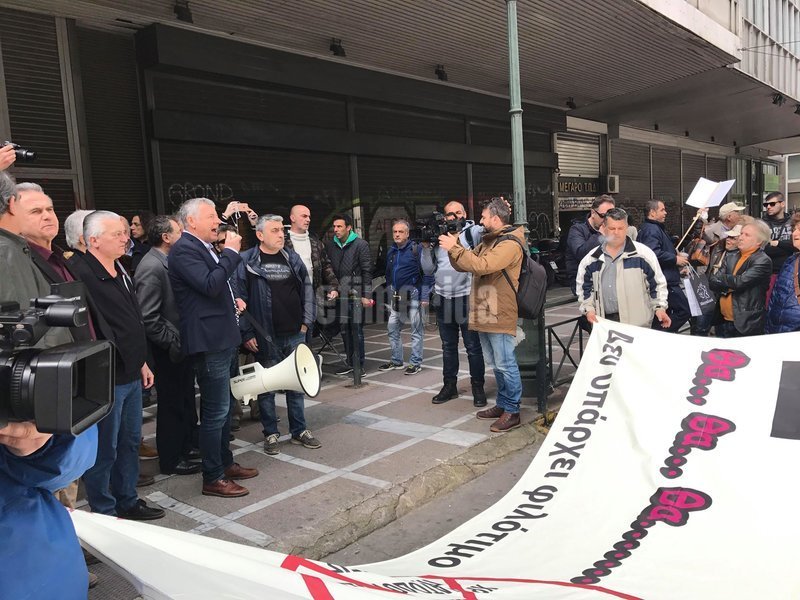 Ο Τσίπρας «Μαυρογιαλούρος» -Το πανό στην πορεία της ΠΟΕΔΗΝ στο Υπουργείο Εργασίας [εικόνες & βίντεο] | iefimerida.gr 16