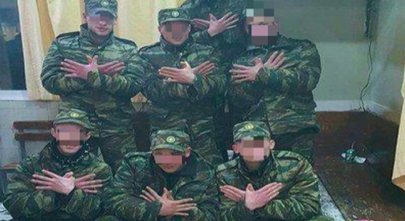 Πρόκληση:Φαντάροι έβγαλαν φωτογραφία σχηματίζοντας τον αλβανικό αετό [εικόνα] | iefimerida.gr 0