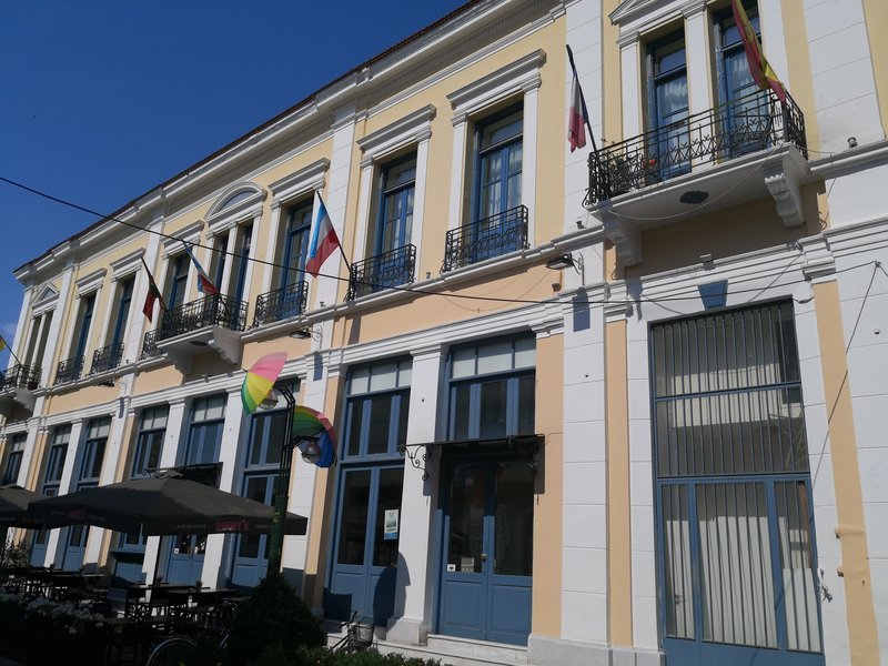 Τα Δικαστήρια μορφολογούνται στο ίδιο πνεύμα, κτίριο που χρονολογείται γύρω στα 1870 και χρησιμοποιήθηκε αρχικά σαν τούρκικος στρατώνας. Κτίριο ογκώδες, επιβλητικό, συμμετρικό έτσι που να ταιριάζει για το σκοπό που έγινε.