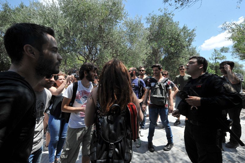Οι νεολαίοι του ΣΥΡΙΖΑ προσπάθησαν να βάλουν το «Οχι» στην Ακρόπολη [εικόνες] | iefimerida.gr 13