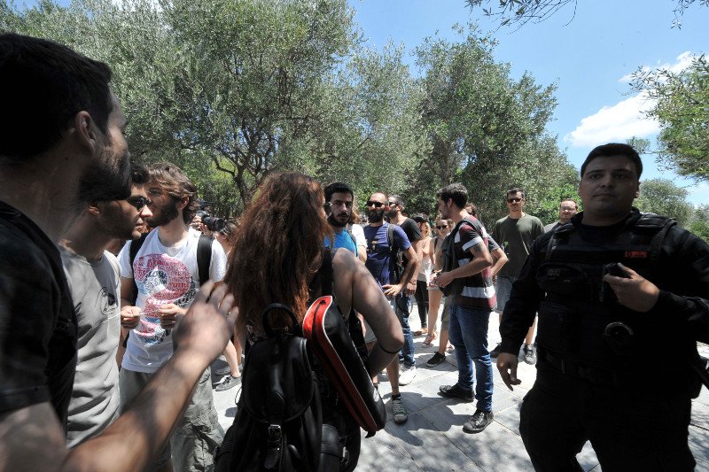 Οι νεολαίοι του ΣΥΡΙΖΑ προσπάθησαν να βάλουν το «Οχι» στην Ακρόπολη [εικόνες] | iefimerida.gr 14