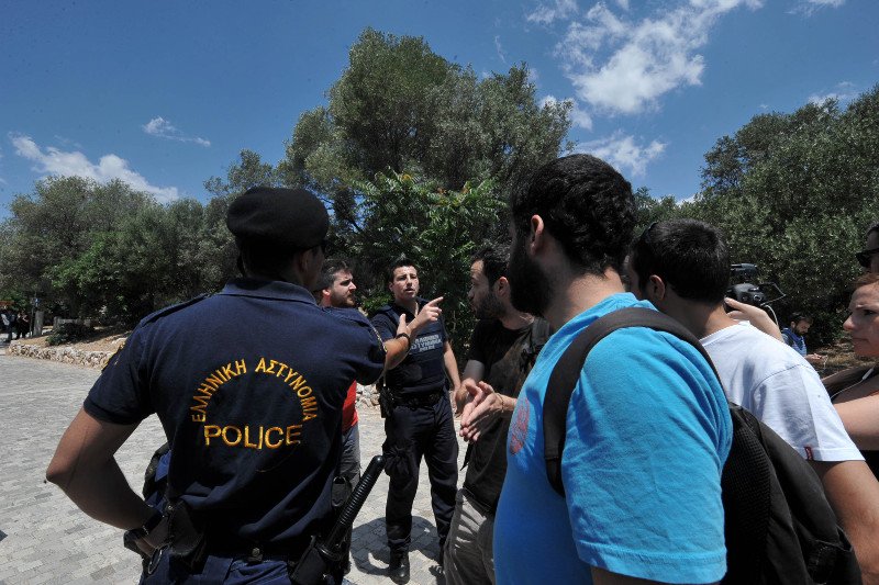 Οι νεολαίοι του ΣΥΡΙΖΑ προσπάθησαν να βάλουν το «Οχι» στην Ακρόπολη [εικόνες] | iefimerida.gr 17