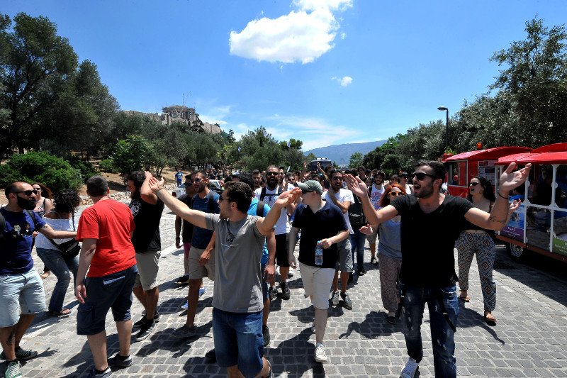 Οι νεολαίοι του ΣΥΡΙΖΑ προσπάθησαν να βάλουν το «Οχι» στην Ακρόπολη [εικόνες] | iefimerida.gr 8