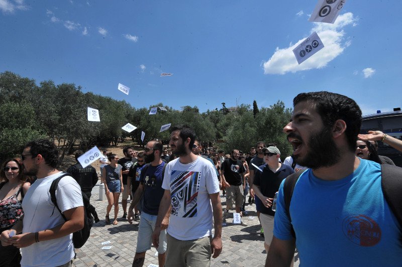 Οι νεολαίοι του ΣΥΡΙΖΑ προσπάθησαν να βάλουν το «Οχι» στην Ακρόπολη [εικόνες] | iefimerida.gr 9