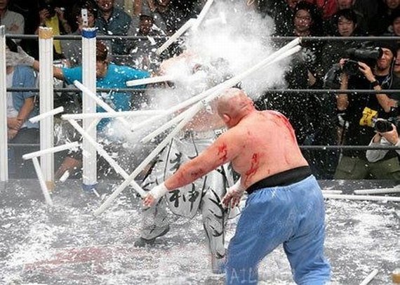 Αυτό είναι το πιο βίαιο άθλημα στον κόσμο: Αγώνες πάλης με λάμπες φθορίου [εικόνες+βίντεο] | iefimerida.gr 2