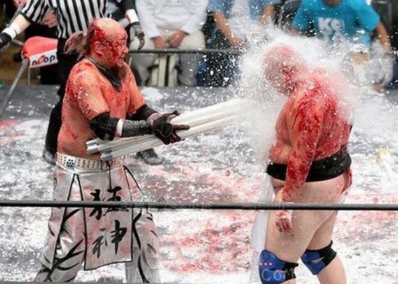 Αυτό είναι το πιο βίαιο άθλημα στον κόσμο: Αγώνες πάλης με λάμπες φθορίου [εικόνες+βίντεο] | iefimerida.gr 4