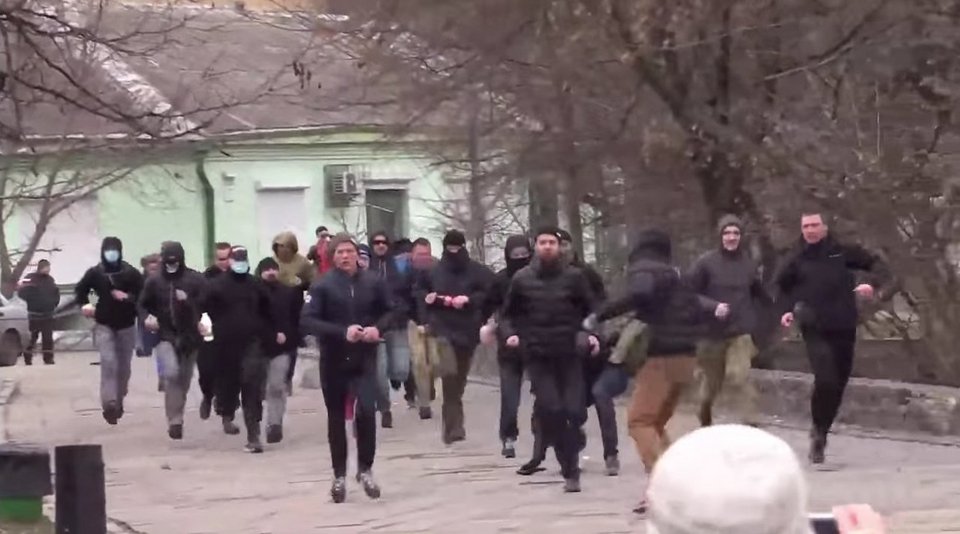 Ουκρανία: Νεοναζί με ρόπαλα τα βρήκαν σκούρα από ηλικιωμένους κομμουνιστές [εικόνες&βίντεο] | iefimerida.gr 5