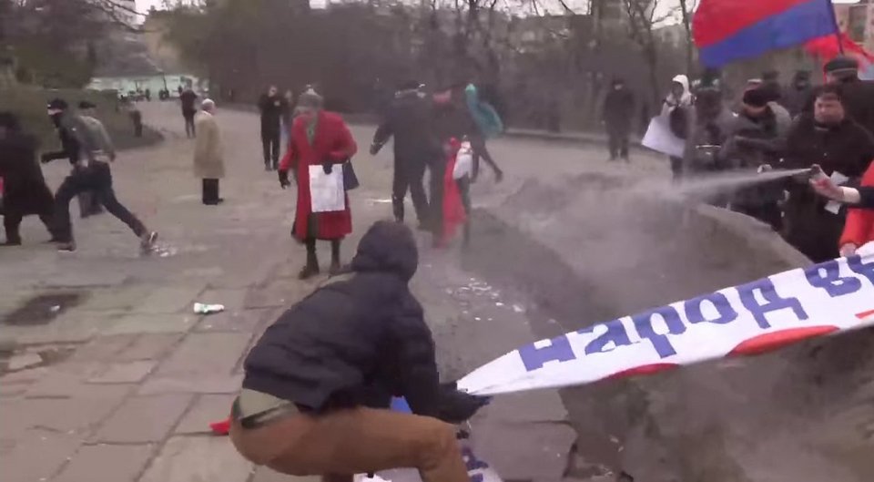 Ουκρανία: Νεοναζί με ρόπαλα τα βρήκαν σκούρα από ηλικιωμένους κομμουνιστές [εικόνες&βίντεο] | iefimerida.gr 1