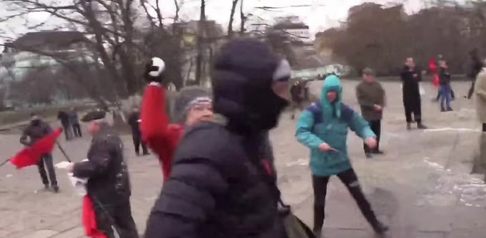 Ουκρανία: Νεοναζί με ρόπαλα τα βρήκαν σκούρα από ηλικιωμένους κομμουνιστές [εικόνες&βίντεο] | iefimerida.gr 2