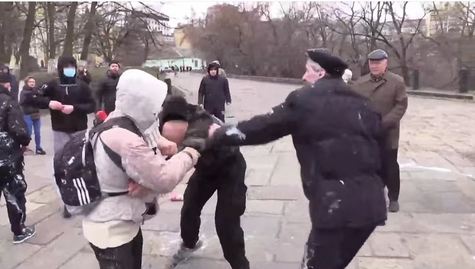 Ουκρανία: Νεοναζί με ρόπαλα τα βρήκαν σκούρα από ηλικιωμένους κομμουνιστές [εικόνες&βίντεο] | iefimerida.gr 3