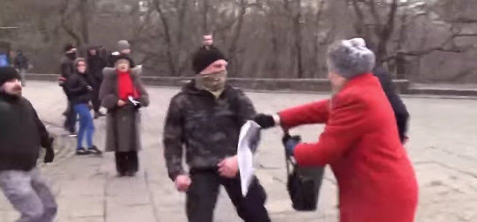 Ουκρανία: Νεοναζί με ρόπαλα τα βρήκαν σκούρα από ηλικιωμένους κομμουνιστές [εικόνες&βίντεο] | iefimerida.gr 4