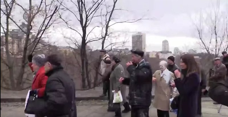 Ουκρανία: Νεοναζί με ρόπαλα τα βρήκαν σκούρα από ηλικιωμένους κομμουνιστές [εικόνες&βίντεο] | iefimerida.gr 0