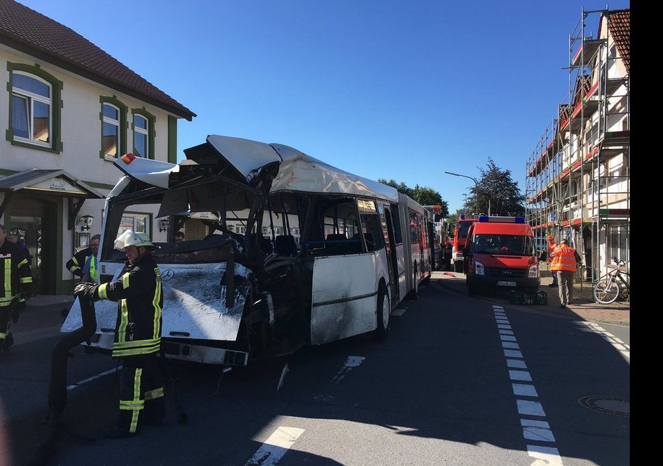 Σύγκρουση τρένου με σχολικό λεωφορείο στη Γερμανία -Τουλάχιστον δέκα τραυματίες [εικόνες & βίντεο] | iefimerida.gr 0