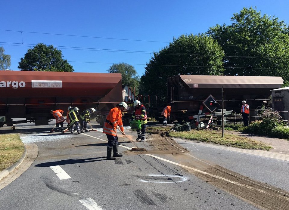 Σύγκρουση τρένου με σχολικό λεωφορείο στη Γερμανία -Τουλάχιστον δέκα τραυματίες [εικόνες & βίντεο] | iefimerida.gr 1