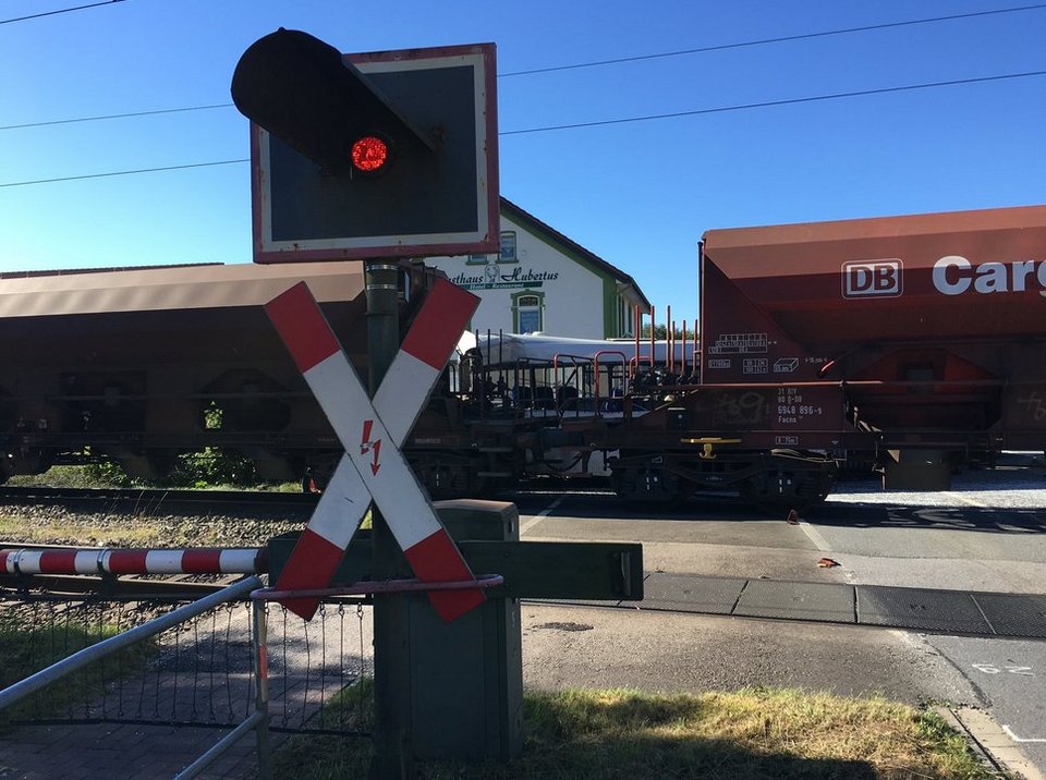 Σύγκρουση τρένου με σχολικό λεωφορείο στη Γερμανία -Τουλάχιστον δέκα τραυματίες [εικόνες & βίντεο] | iefimerida.gr 2