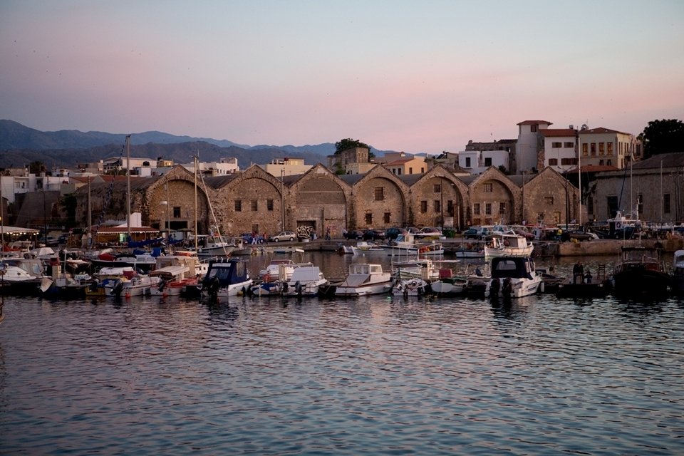 Tα ενετικά νεώρια κατασκευάστηκαν τον 16ο αιώνα όταν οι Ενετοί κυριαρχούσαν στη Μεγόγειο