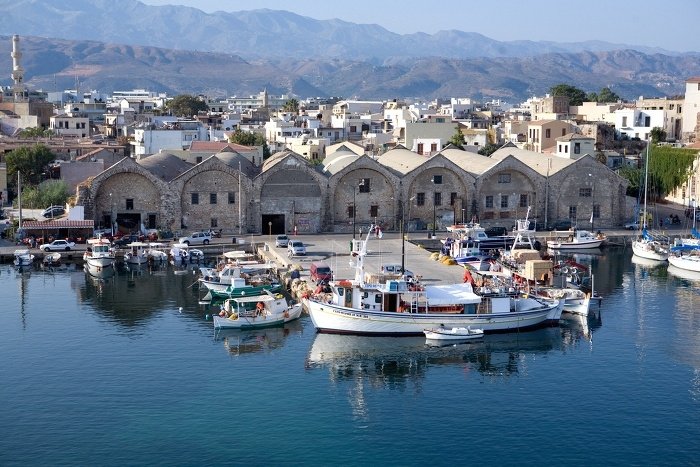 Το συγκρότημα των Ενετικών Νεωρίων αποτελεί ένα από τα πλέον χαρακτηριστικά μνημεία της εποχής των Ενετών στην Κρήτη