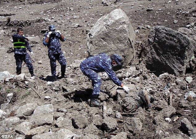 Νεπάλ: Ανθρώπινα μέλη και οστά διασκορπισμένα σε πλαγιές βουνού [εικόνες] | iefimerida.gr 3