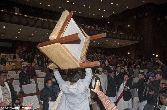 Αγριο ξύλο στη Βουλή του Νεπάλ: Γροθιές, κλωτσιές και ιπτάμενες καρέκλες [εικόνες & βίντεο] | iefimerida.gr 0
