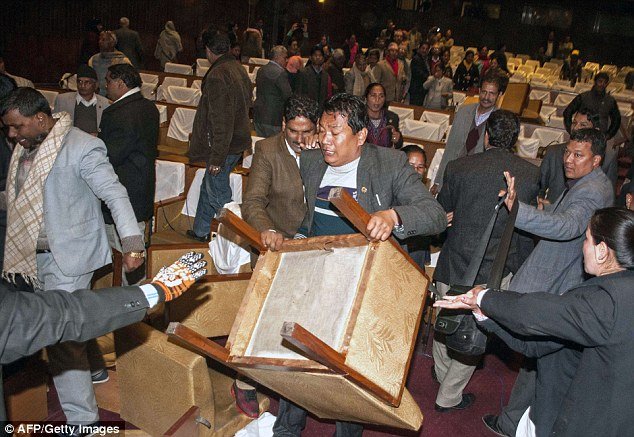 Αγριο ξύλο στη Βουλή του Νεπάλ: Γροθιές, κλωτσιές και ιπτάμενες καρέκλες [εικόνες & βίντεο] | iefimerida.gr 1