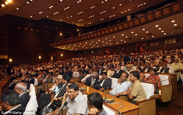 Αγριο ξύλο στη Βουλή του Νεπάλ: Γροθιές, κλωτσιές και ιπτάμενες καρέκλες [εικόνες & βίντεο] | iefimerida.gr 3