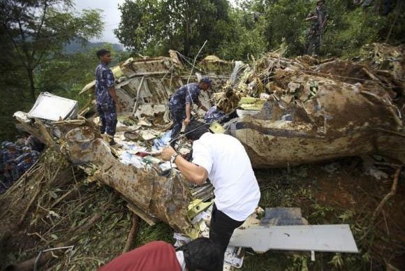Moιραία συντριβή αεροπλάνου στα Ιμαλάια με 19 νεκρούς [εικόνες] | iefimerida.gr 1