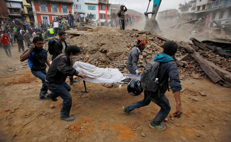 Εικόνες Αποκάλυψης στο Νεπάλ: Ξεπερνούν τους 3.200 οι νεκροί από τον σεισμό [εικόνες] | iefimerida.gr 18